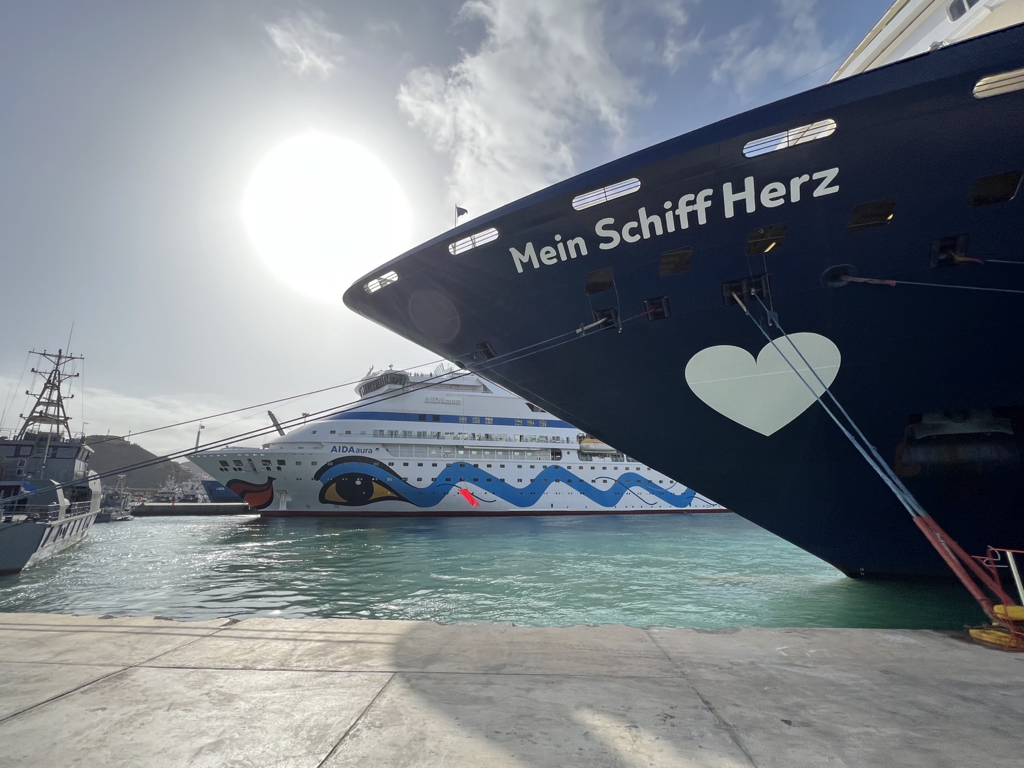  Treffen der Abschiedsschiffe: AIDAaura und Mein Schiff Herz im Hafen von São Vicente auf den Kapverden.  