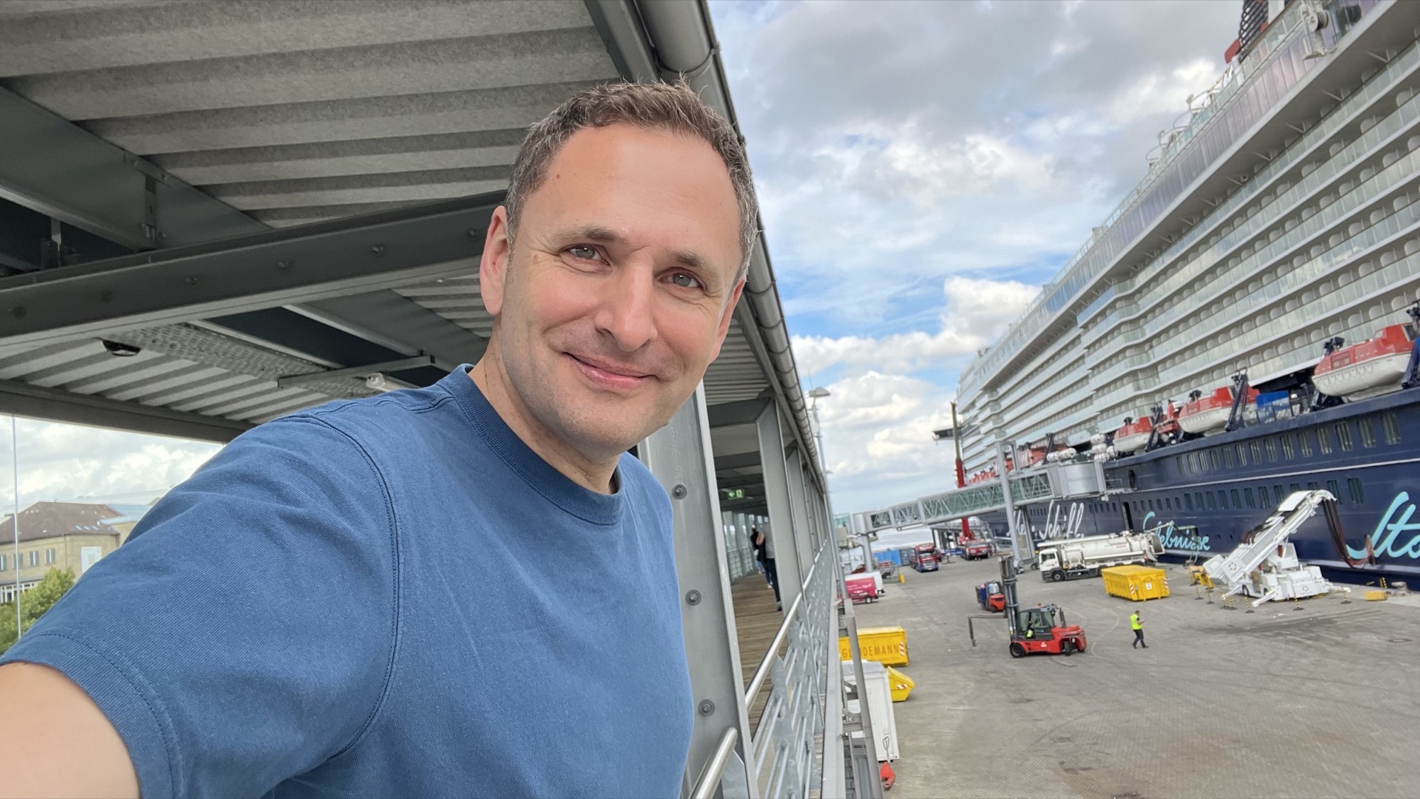 Matthias Morr am Kreuzfahrtterminal vor einer Mein Schiff
