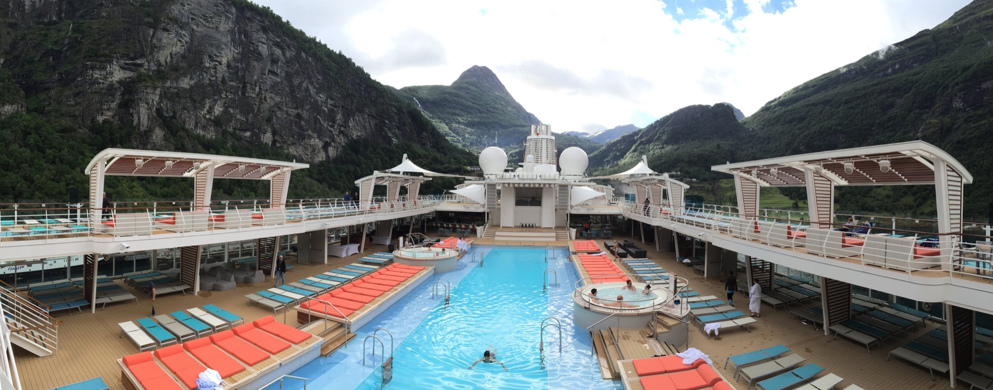 Pooldeck der Mein Schiff vor norwegischer Fjordkulisse