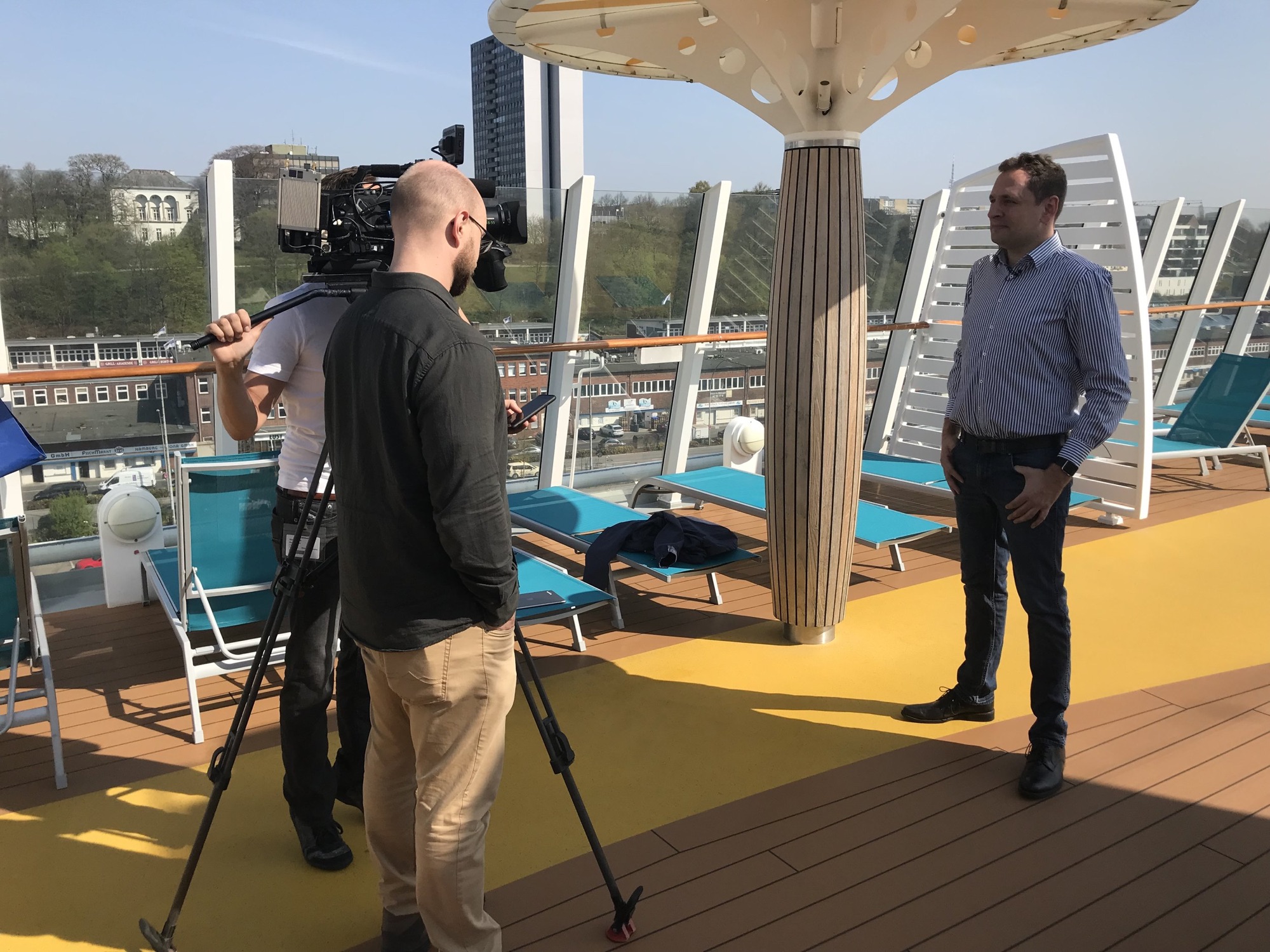 Matthias Morr beim Dreh an Bord eines Kreuzfahrtschiffs