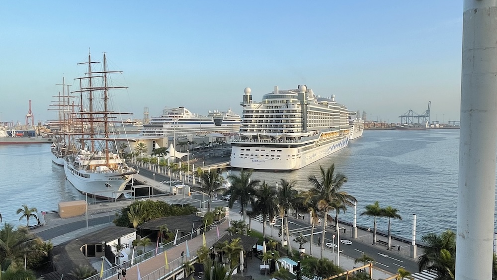 Kreuzfahrtschiffe im Hafen von Las Palmas auf Gran Canaria: AIDA-Schiff und Großsegler am Kreuzfahrtterminal